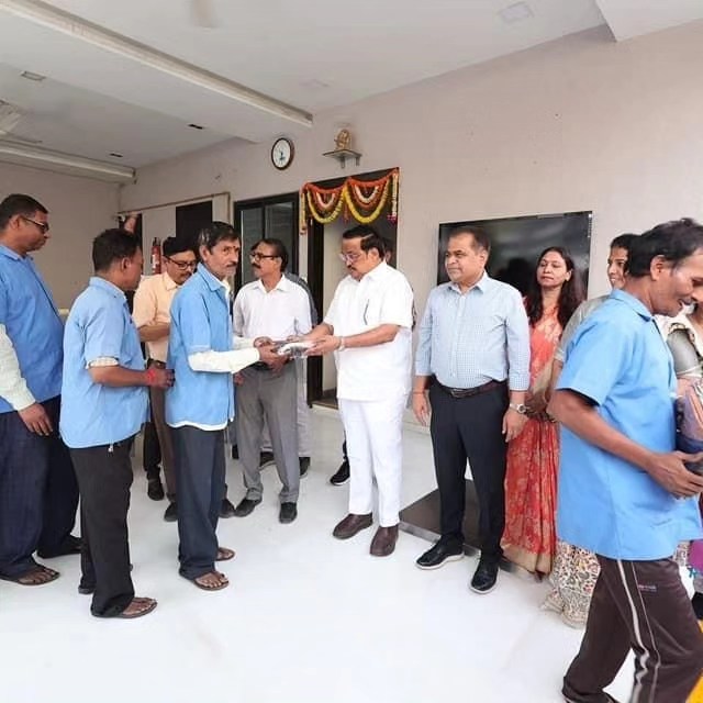 પ્રાદેશિક અધ્યક્ષ શ્રી સી.આર. પાટીલે મુલાકાત લીધી હતી અને દિવાળી અને નવા વર્ષની શુભેચ્છાઓ પાઠવી હતી અને સુરત સિવિલ હોસ્પિટલ કે જે સમગ્ર દેશમાં અંગદાનમાં પ્રથમ ક્રમે છે ત્યાં સતત સેવાની ભેટ આપી હતી.